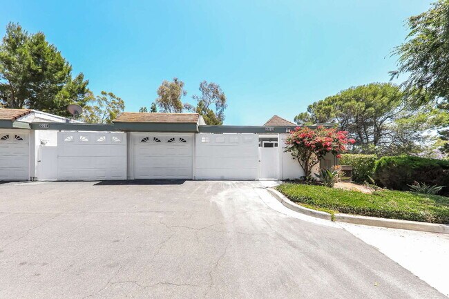 Building Photo - Modern 3 Bed / 2 Bath Turnkey Home with Exceptional Amenities!