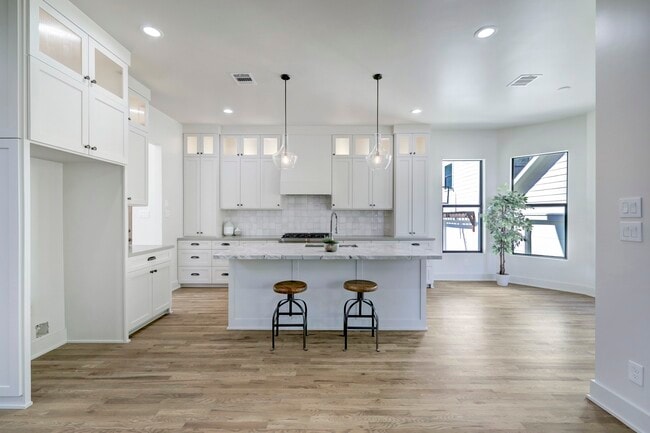 Building Photo - 4715 McKinney St