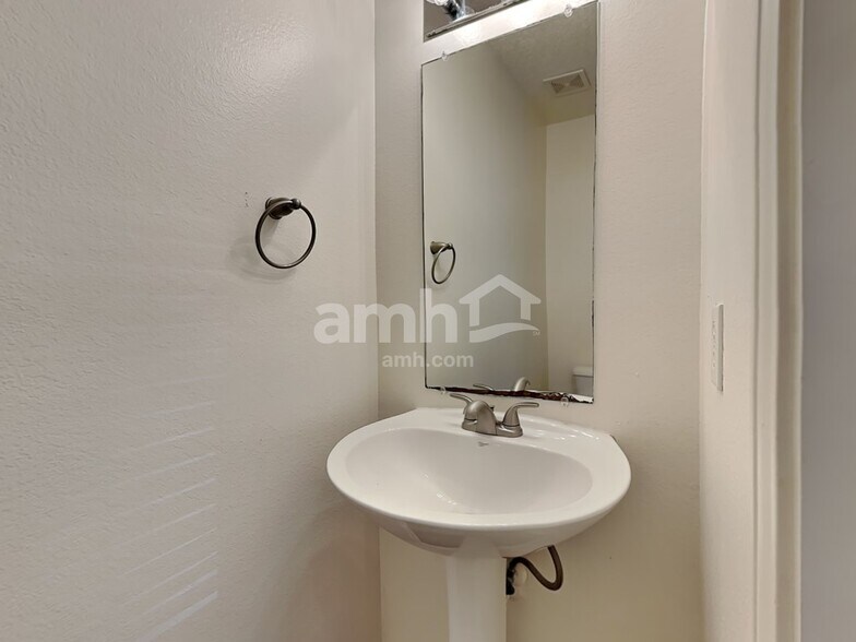 Building Photo - 1699 Wildrose Dr