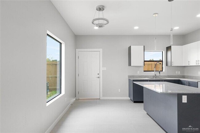 Building Photo - 13 Summerland Ln