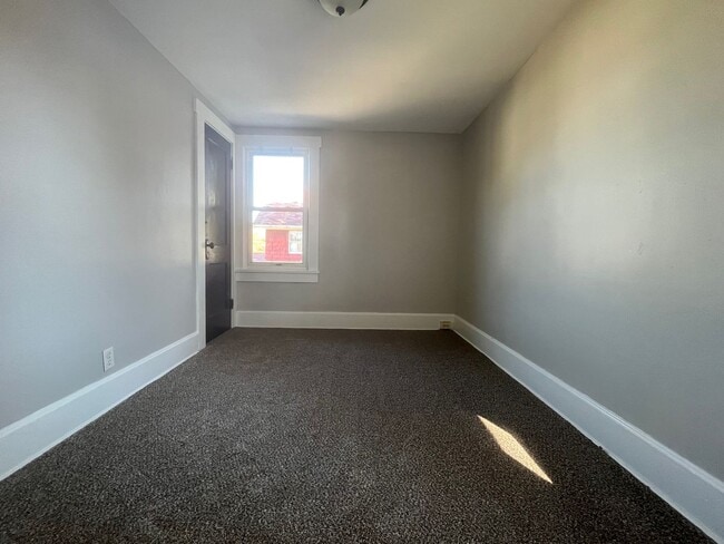 Building Photo - Three Bedroom Home