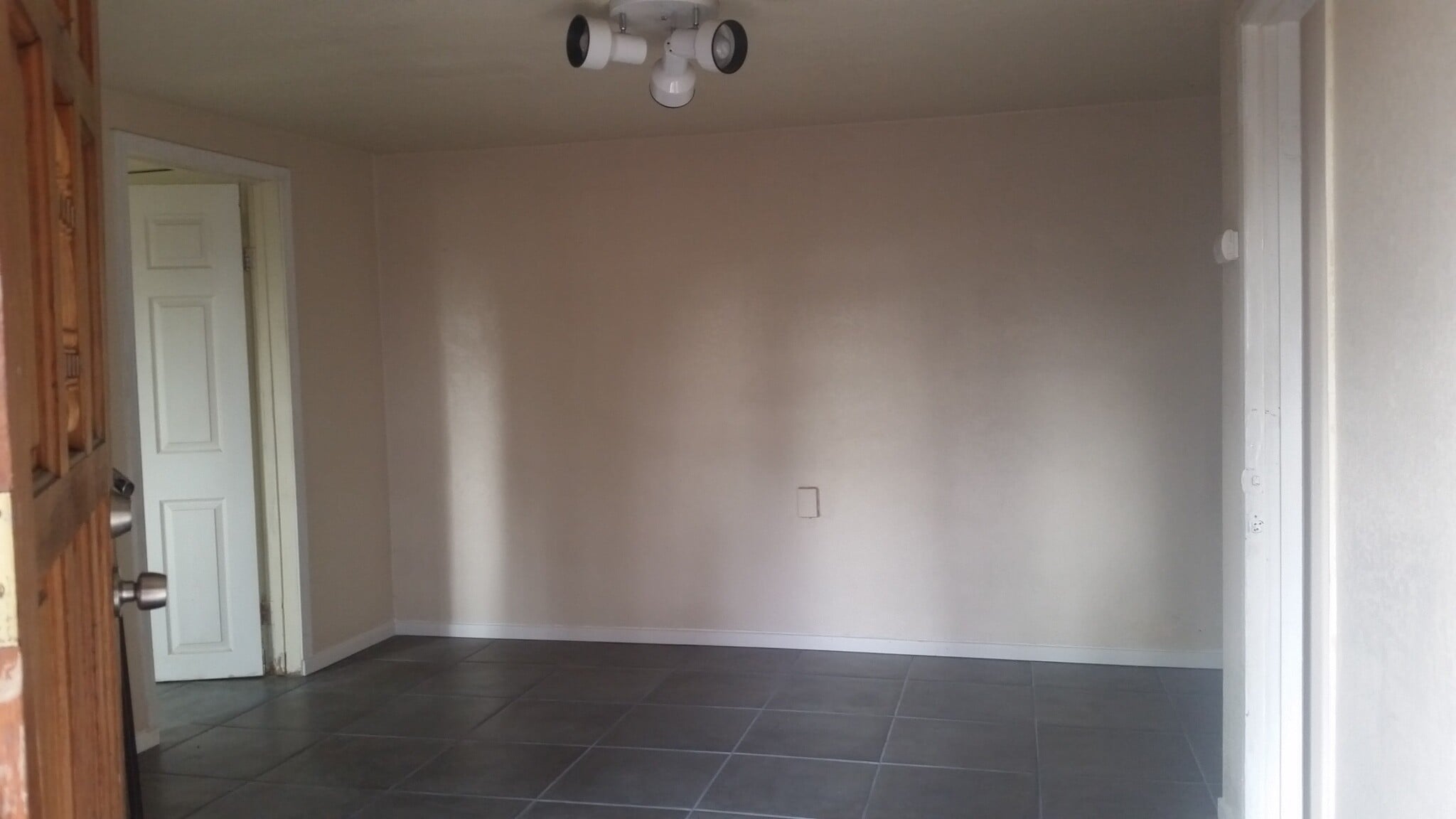 Building Photo - 2326 Riverside Dr