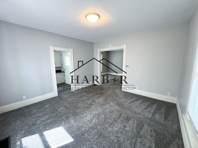 Building Photo - Large Renovated Studio- SPECIAL! First Month Rent Free