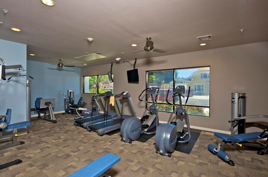 Building Photo - 3650 5th Ave