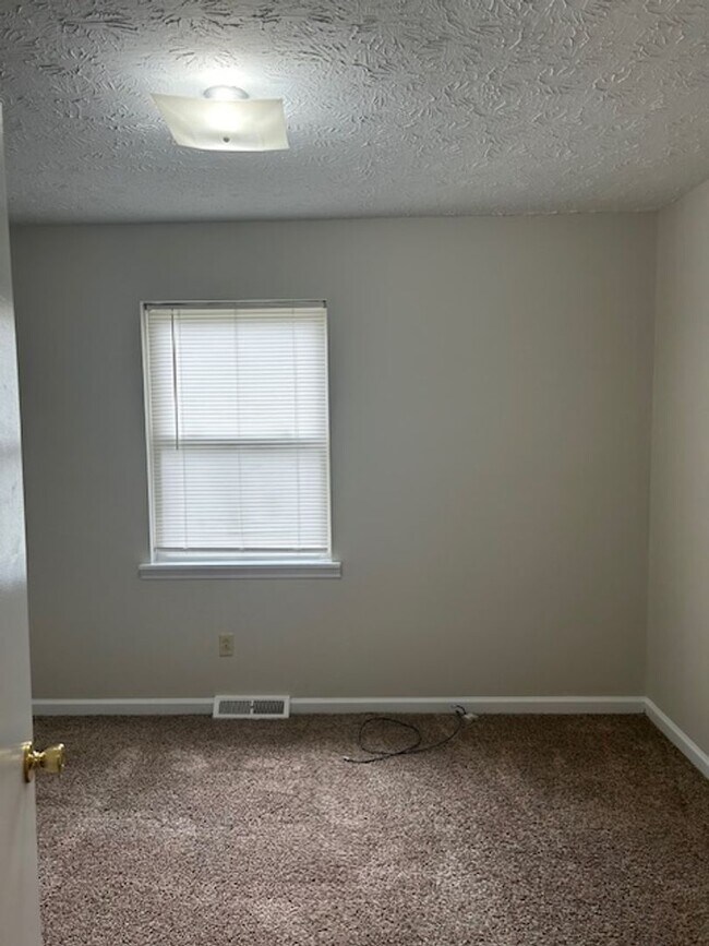 Building Photo - 6 or 18 MONTH LEASE AVAILABLE