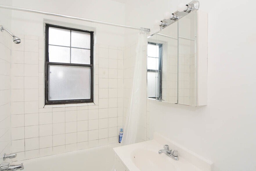 Building Photo - 4842 N Damen Ave