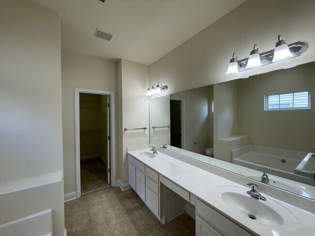 Building Photo - Lovely home in Pineville!