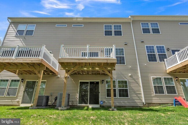Building Photo - 10 Lilac Cir