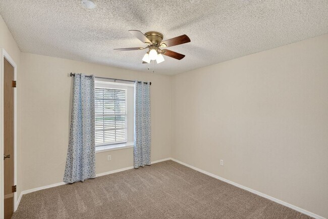 Building Photo - Spacious 3 Bedroom + Office Home with Two Living Areas – Quiet Cul-de-Sac – Available April 1