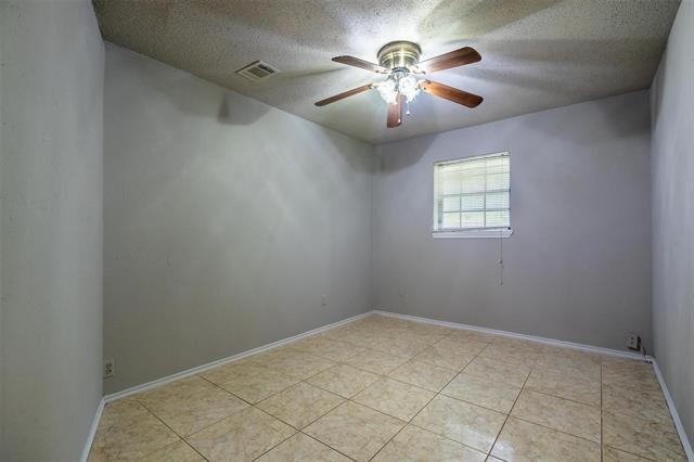 Building Photo - 4212 Village Green Dr