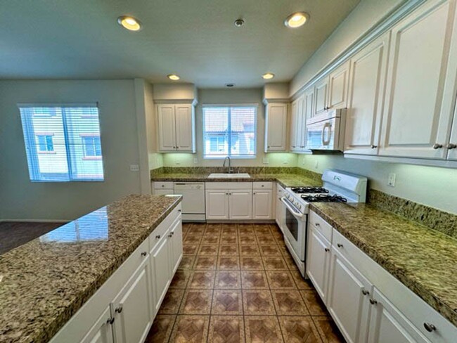 Building Photo - 3 bedroom Murrieta Condo in the gated Will...