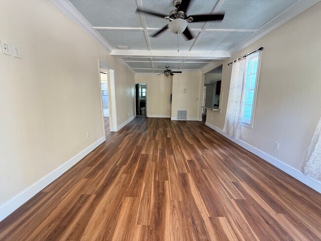 Building Photo - 3/2 Cottage Available! No deposit if qualified!