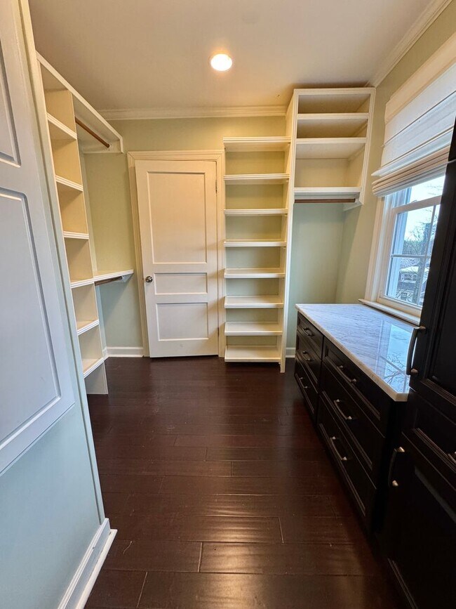 Building Photo - 5 Bedroom Home Between 12 South and Oak Hill