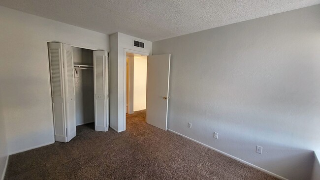 Building Photo - AFFORDABLE UNIT ON THE PHOENIX/TEMPE BOARDER!