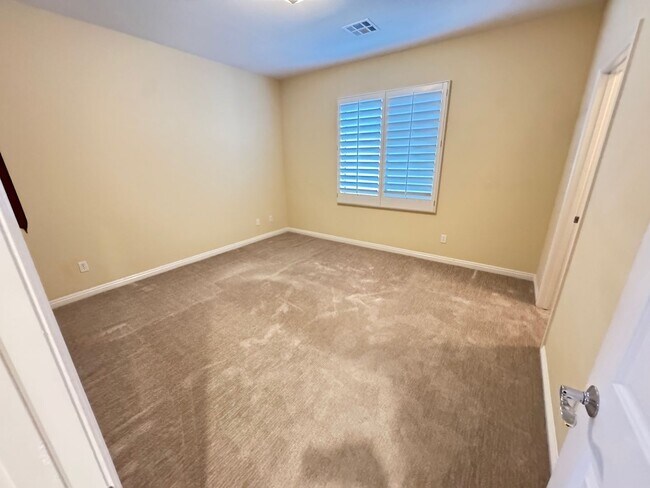 Building Photo - Spacious 4 Bedroom Home with Private Pool!