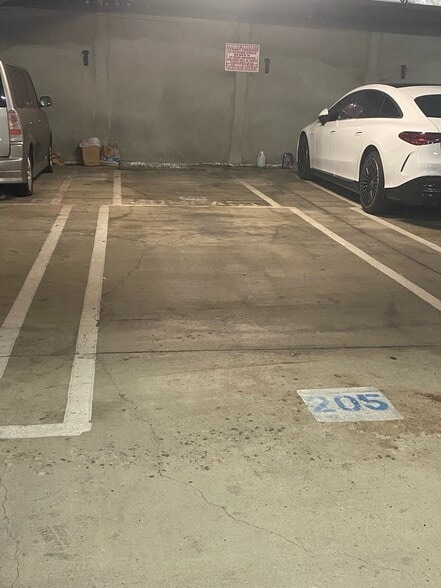 2 parking spots tandem - 10913 Whipple St
