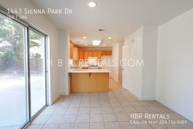 Building Photo - 1443 Sienna Park Dr