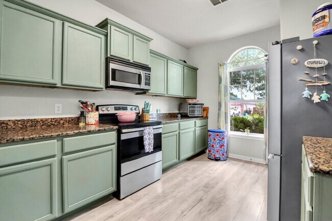 Building Photo - 6639 Luckey Pine