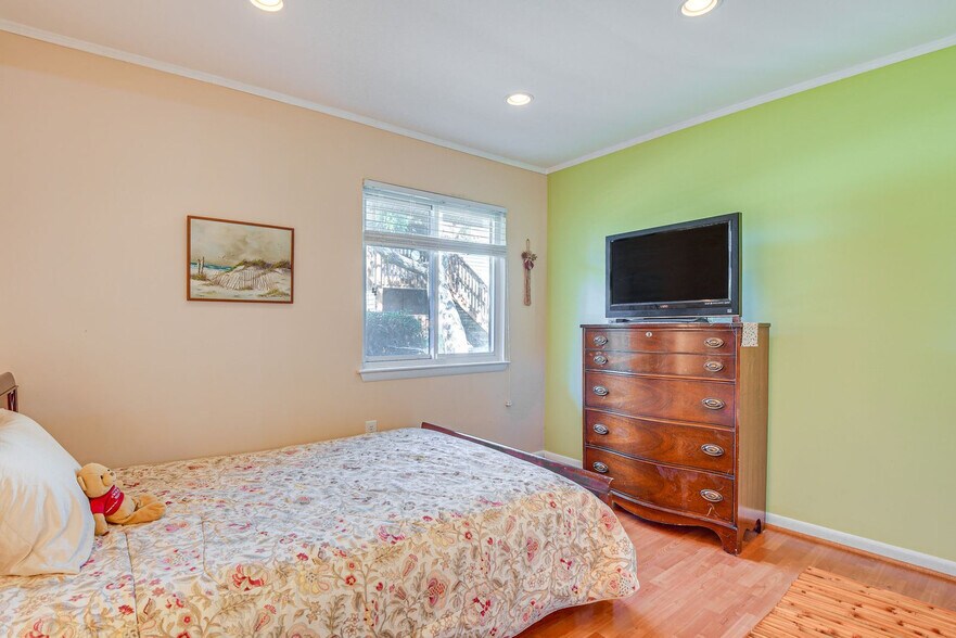 Building Photo - 8406 Mina Loma Ct