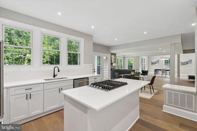 Building Photo - 10899 Woodland Falls Dr