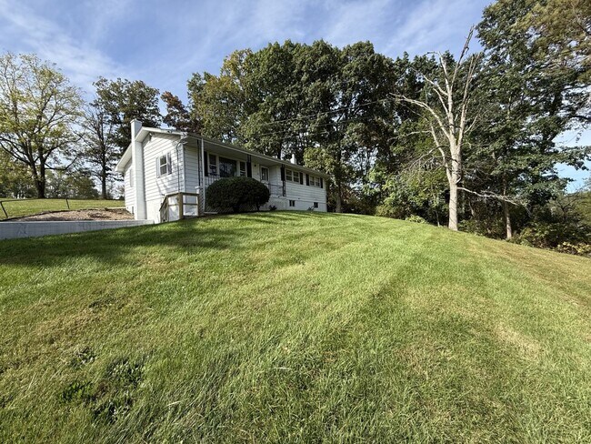 Building Photo - Three Bedroom Bellefonte Ranch - 1st Month Free & Half off Security Deposit