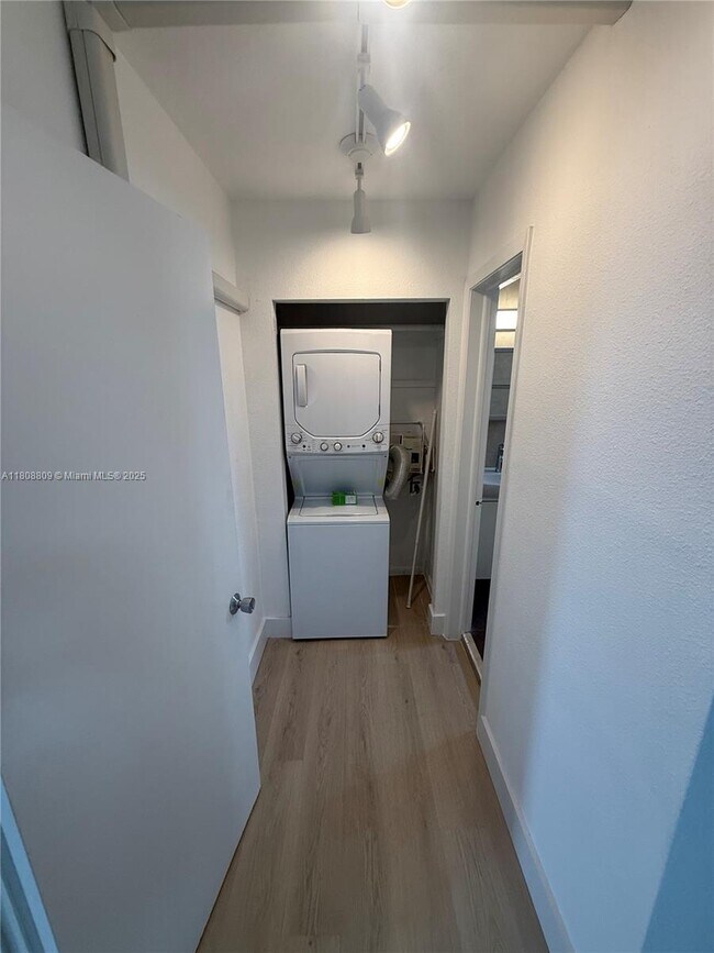 Building Photo - 3071 SW 27th Ave