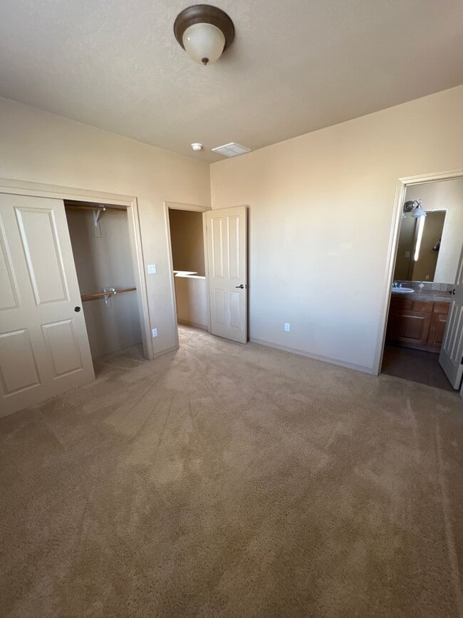 Building Photo - Desert Ridge 2/BD 2.5/BA 1/CG 1500/sf Townhouse