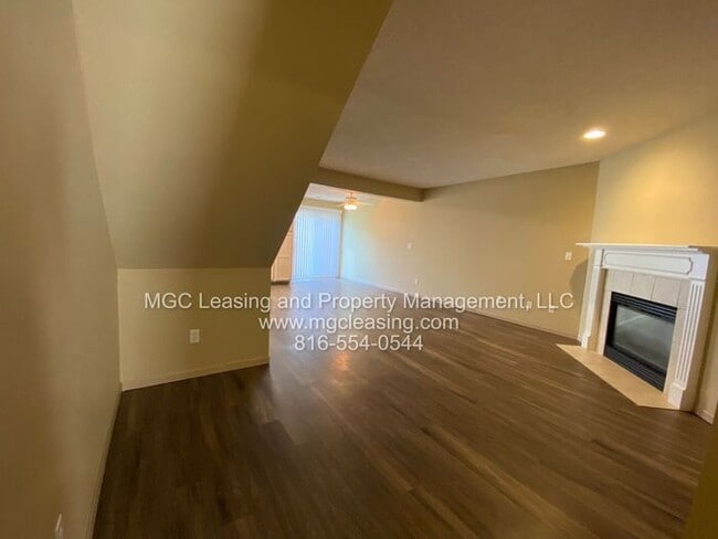 Building Photo - Serene Suburban Townhome with Cozy Fireplace