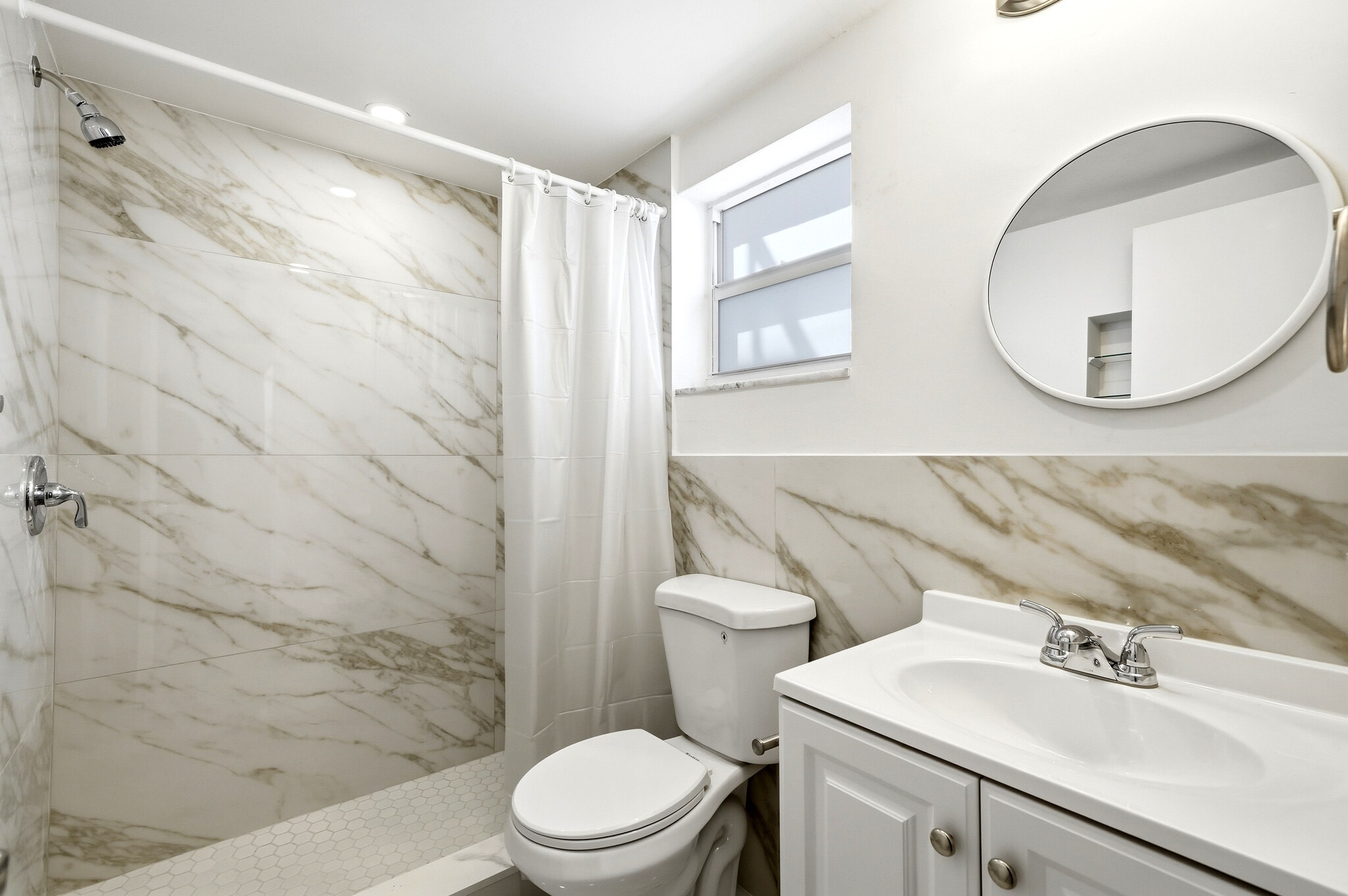 Full Bathroom - 1747 Rodman St