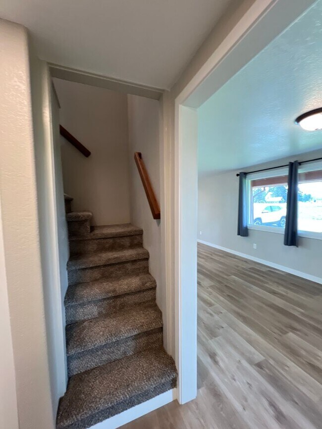 Building Photo - $500 OFF Move in Costs!!