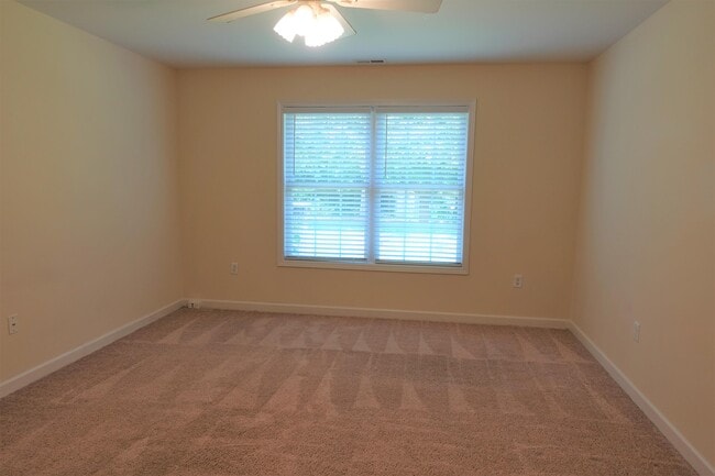 Building Photo - 129 River Oaks Cir