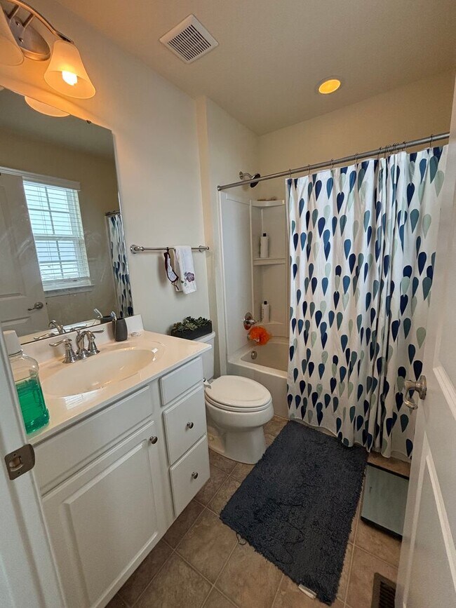 Building Photo - 3 Bedroom Townhome - Carnegie!