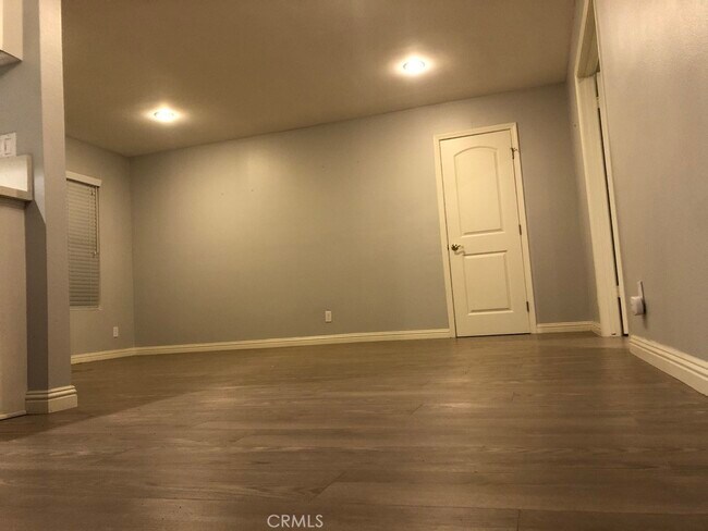 Building Photo - 21 Streamwood-