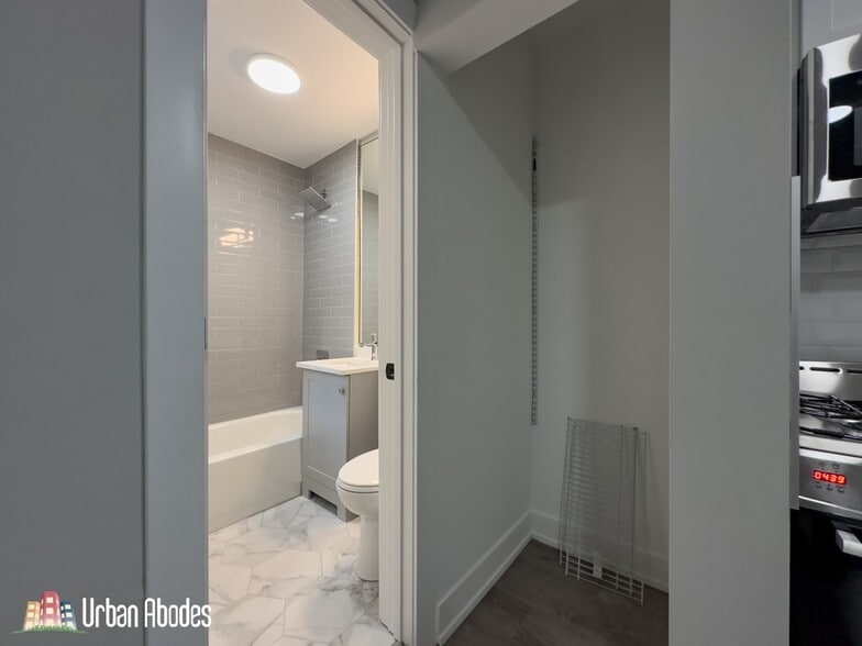 Building Photo - 501 W Belmont Ave