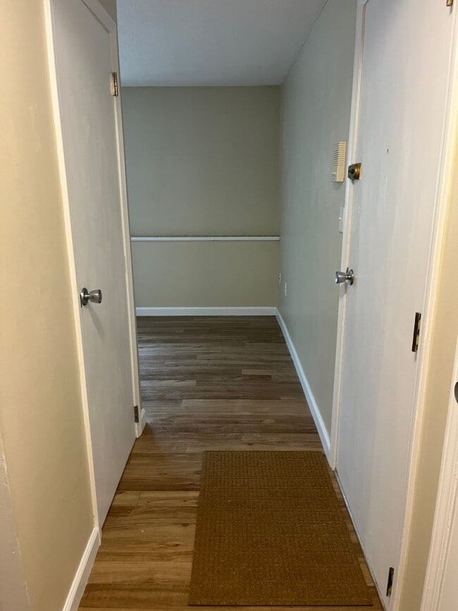 Building Photo - Bright & Sunny 2 Ba / 1 Ba Condominium