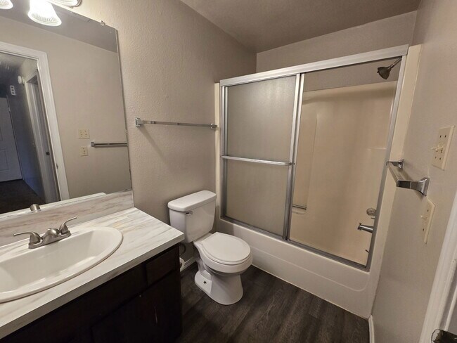 Building Photo - 146 NE Atkinson Ct