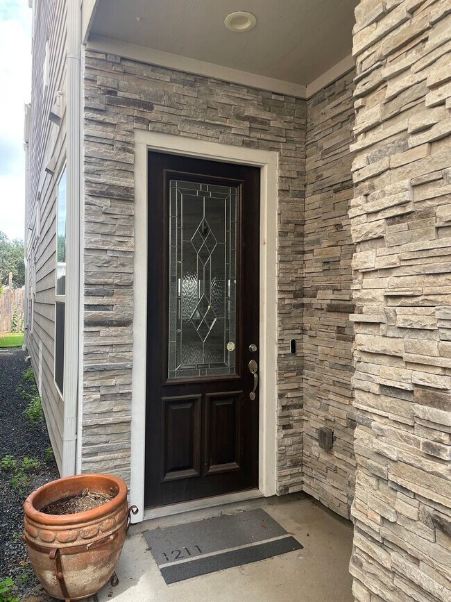 Building Photo - 1211 Marconi St