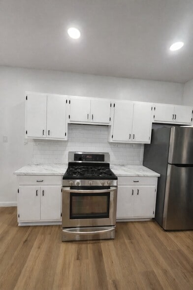 Building Photo - 27 Oak St