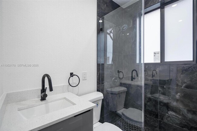 Building Photo - 629 SW 10th Ave