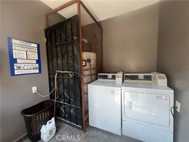 Building Photo - 620 W 82nd St