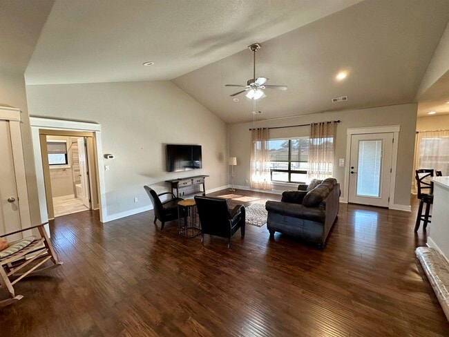 Building Photo - 405 Woodlawn Dr