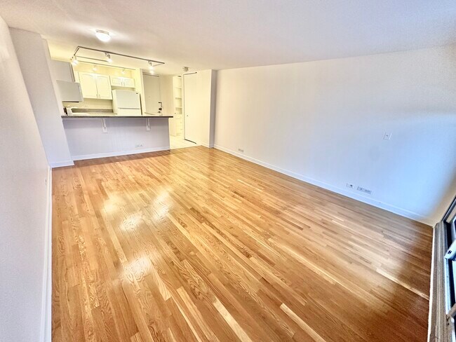 Building Photo - 1960 N Lincoln Park W