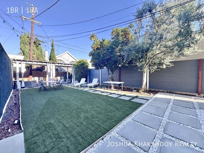 Building Photo - 1416 1/2 S Crest Dr -
