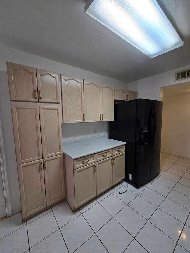 Building Photo - Fabulous 2-Bedroom partially furnished tow...