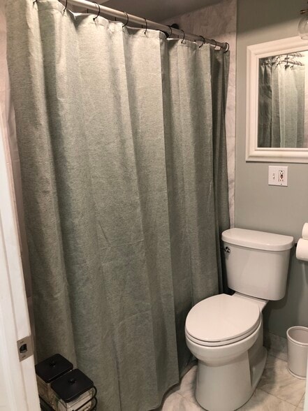 Bathroom - 2833 N Burling St