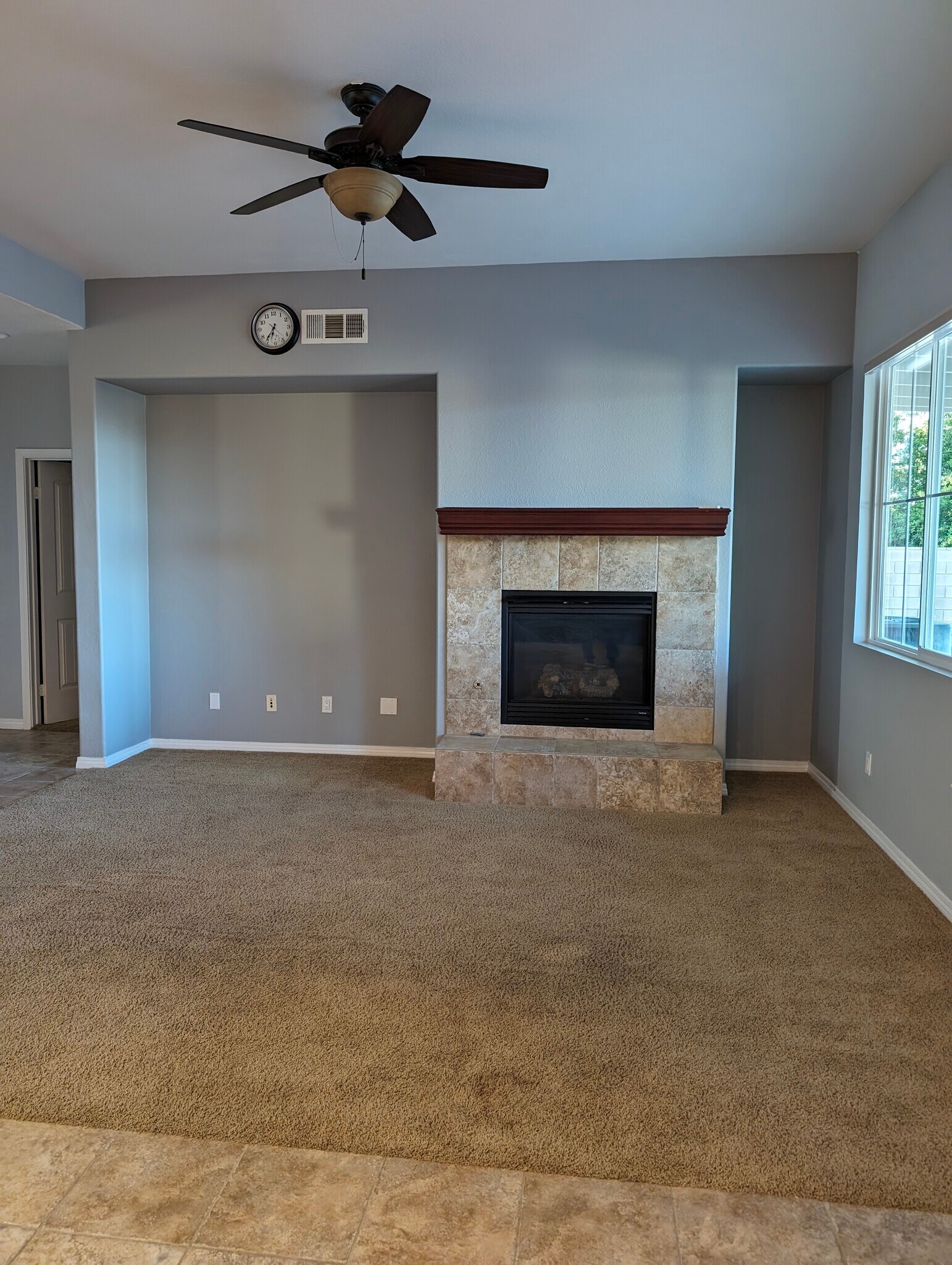 Family Room - 9380 Dauchy Ave