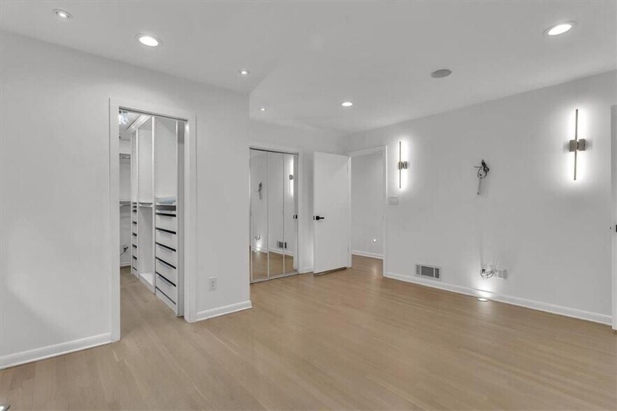 Building Photo - 2605 McKinnon Dr