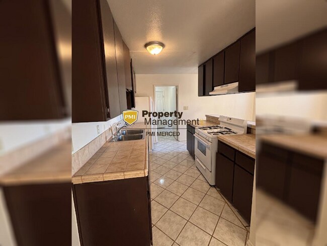 Building Photo - 2 Bedroom House Available Now for $1800!