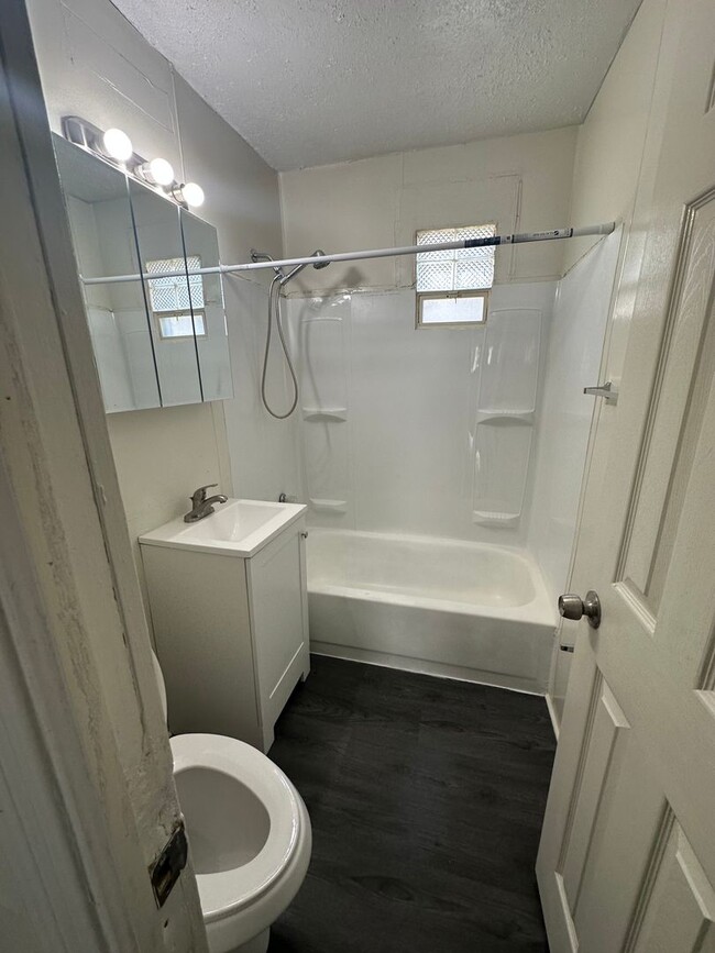 Building Photo - 2bd Single Cash Pay