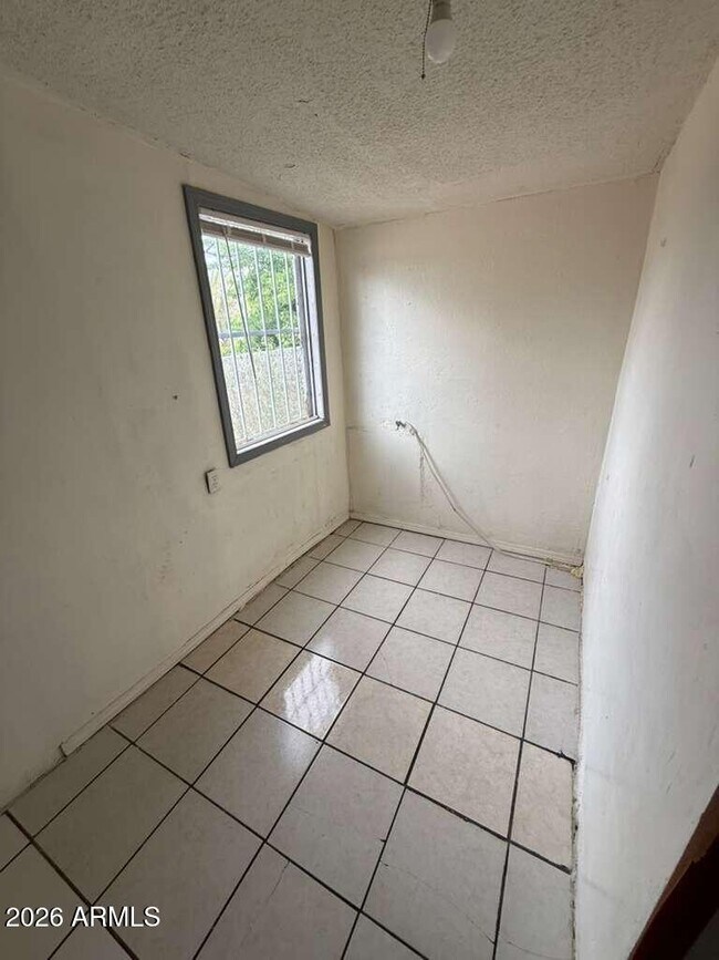 Building Photo - 834 5th St